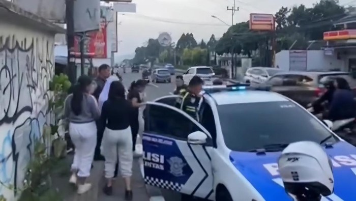 Polisi mengantarkan pulang empat pelajar SD yang kehabisan ongkos saat jogging di kawasan Puncak, Bogor. (dok.Istimewa)