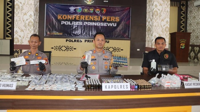 Polisi saat menunjukan barang bukti dari klinik kecantikan ilegal.