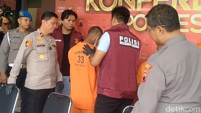 Polres Batang jumpa pers ungkap kasus pencurian sapi, Kamis (5/6/2025).