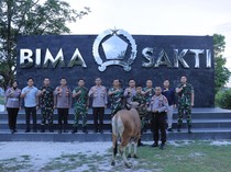 Pererat Silaturahmi, Polres Kampar Serahkan Sapi Kurban ke TNI