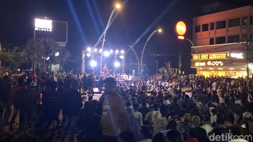 Polresta Kupang Kota saat menggelar nobar Indonesia versus Bahrain di Bundaran Tirosa, Selasa (25/3/2025) malam. (Yufengki Bria/detikBali).