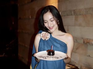 Potret Cantik Shanna Shannon Saat Dapat Kue Ultah hingga Santai di Kafe