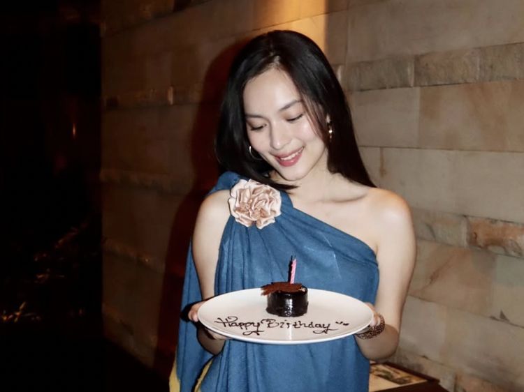 Potret Cantik Shanna Shannon Saat Dapat Kue Ultah hingga Santai di Kafe