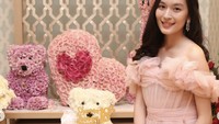 Momen ulang tahun Shanna Shannon tahun lalu juga mencuri perhatian. Ia mengenakan gaun pink dan berpose dengan kue yang juga bernuansa pink. Foto: Instagram shannashannonsiswanto