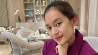 Kalau ini pose cantik Shanna Shannon di hotel saat merayakan pergantian tahun menuju 2023. Ia memesan dessert cream dan cokelat. Foto: Instagram shannashannonsiswanto