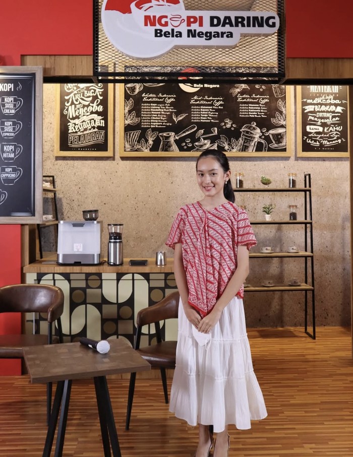 Potret Cantik Shanna Shannon Saat Dapat Kue Ultah hingga Santai di Kafe