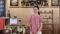 Tahun 2021, Shanna Shannon datang ke acara Ngopi Daring di Kementerian Pertahanan RI. Ia terlihat pakai baju nuansa merah putih. Foto: Instagram shannashannonsiswanto