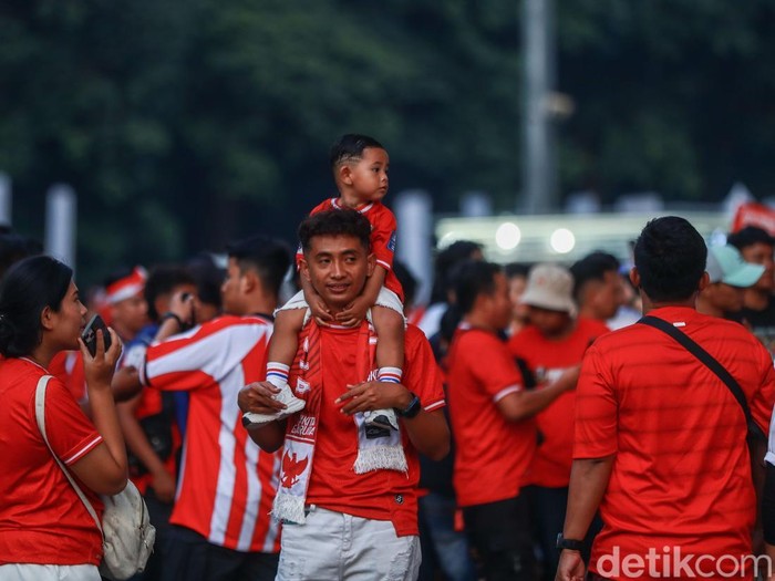 Sejumlah suporter Timnas Indonesia mulai memasuki wilayah ring road Stadion GBK, Jakarta, Kamis (5/6/2025). Kawasan ini hanya bisa dimasuki oleh para suporter yang memiliki tiket.