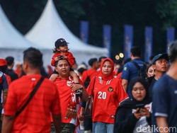 Beberapa jam menjelang kick off pertandingan antara Timnas Indonesia melawan China, para suporter mulai memasuki kawasan stadion. 