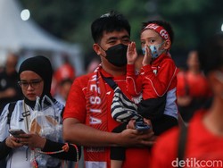 Tampak para suporter Timnas Indonesia kompak mengenakan jersey berwarna merah. 