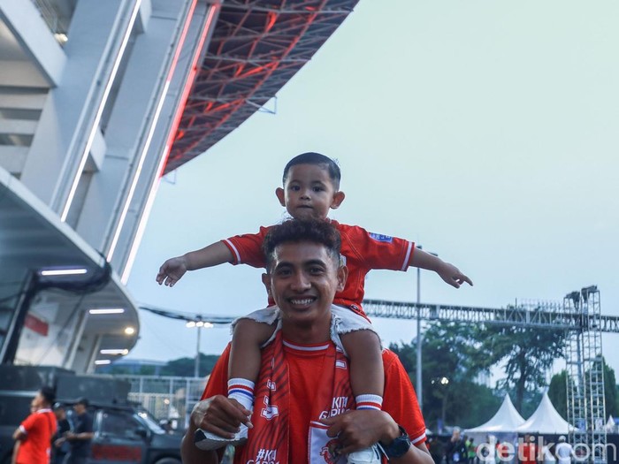 Sejumlah suporter Timnas Indonesia mulai memasuki wilayah ring road Stadion GBK, Jakarta, Kamis (5/6/2025). Kawasan ini hanya bisa dimasuki oleh para suporter yang memiliki tiket.
