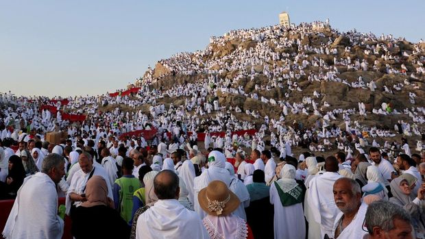 Potret Jemaah Haji Padati Jabal Rahmah Muslim pilgrims gather at Jabal al-Rahmah, also known as Mount Arafat, during the annual hajj pilgrimage, outside the holy city of Mecca, Saudi Arabia, June 5, 2025. REUTERS/Khaled Abdullah TPX IMAGES OF THE DAY