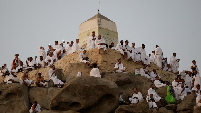 Muslim pilgrims gather at Jabal al-Rahmah, also known as Mount Arafat, during the annual hajj pilgrimage, outside the holy city of Mecca, Saudi Arabia, June 5, 2025. REUTERS/Khaled Abdullah     TPX IMAGES OF THE DAY
