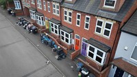 Mogok pekerja kebersihan dipicu kebijakan Dewan Kota Birmingham yang dianggap merugikan pegawai, termasuk penurunan pangkat dan pemotongan upah. Foto: Getty Images/Christopher Furlong