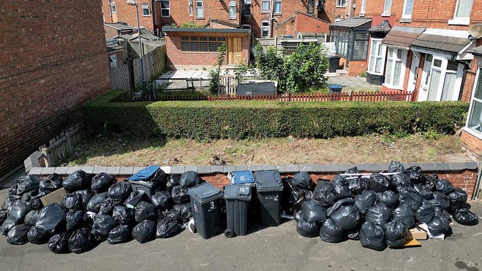 Potret Kota di Inggris Dikepung Sampah Imbas Petugas Mogok Kerja BIRMINGHAM, ENGLAND - JUNE 02: Bags of rubbish and bins overflow on the pavement in the Selly Oak area on June 02, 2025 in Birmingham, England. Birmingham's refuse workers have been on indefinite strike since March 11 over Birmingham City Council's plans to downgrade some staff and reduce their pay. (Photo by Christopher Furlong/Getty Images)