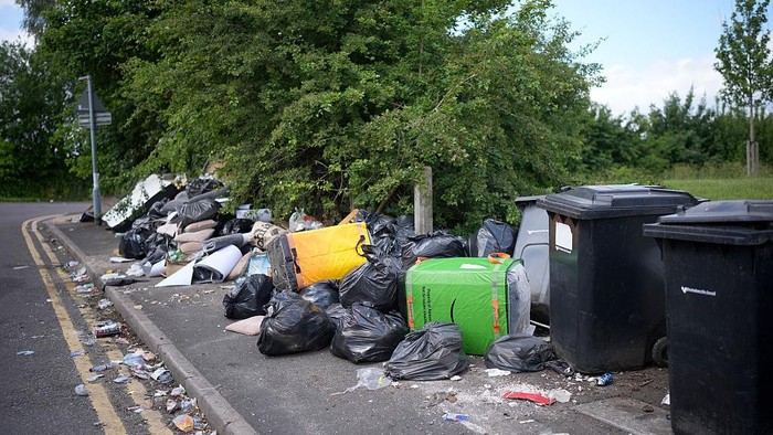 Potret Kota di Inggris Dikepung Sampah Imbas Petugas Mogok Kerja BIRMINGHAM, ENGLAND - JUNE 02: Bags of rubbish and bins overflow on the pavement in the Selly Oak area on June 02, 2025 in Birmingham, England. Birmingham's refuse workers have been on indefinite strike since March 11 over Birmingham City Council's plans to downgrade some staff and reduce their pay. (Photo by Christopher Furlong/Getty Images)