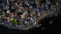 Sungai yang dulu menjadi urat nadi kota kini berubah menjadi tempat penampungan sampah, mencerminkan urgensi penanganan limbah di perkotaan. REUTERS/Eloisa Lopez