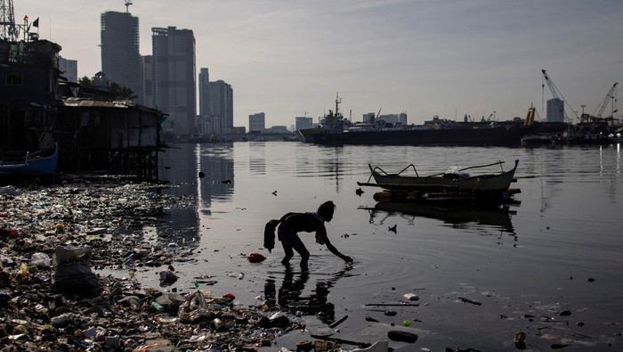 Potret Krisis Lingkungan di Sungai Pasig pada Hari Lingkungan Hidup Sungai Pasig di Manila dipenuhi sampah saat Hari Lingkungan Hidup Sedunia, Rabu (5/6), menjadi cerminan krisis pencemaran sungai di perkotaan.
