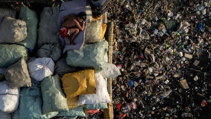 Sungai Pasig di Manila dipenuhi sampah saat Hari Lingkungan Hidup Sedunia, Rabu (5/6), menjadi cerminan krisis pencemaran sungai di perkotaan.