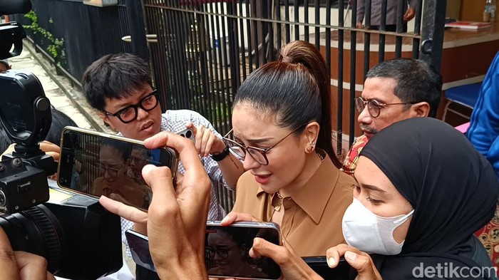 Potret Nikita Mirzani perdana setelah ditahan di Polda Metro Jaya. Nikita Mirzani keluar dari Rutan Polda Metro Jaya, Kamis (5/6/2025) untuk siderahkan tahap II ke Kejari Jaksel.
