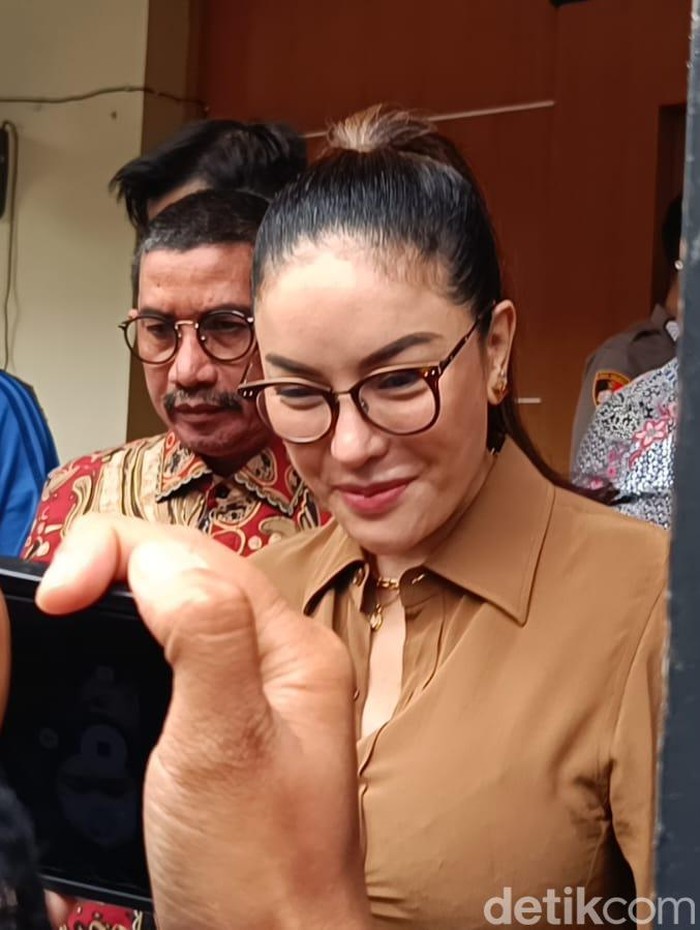 Potret Nikita Mirzani perdana setelah ditahan di Polda Metro Jaya Potret Nikita Mirzani perdana setelah ditahan di Polda Metro Jaya. Nikita Mirzani keluar dari Rutan Polda Metro Jaya, Kamis (5/6/2025) untuk siderahkan tahap II ke Kejari Jaksel.