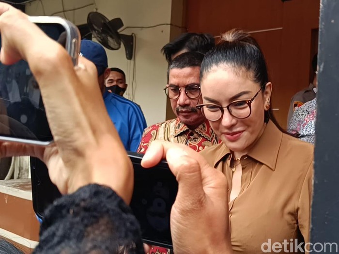 Potret Nikita Mirzani perdana setelah ditahan di Polda Metro Jaya. Nikita Mirzani keluar dari Rutan Polda Metro Jaya, Kamis (5/6/2025) untuk siderahkan tahap II ke Kejari Jaksel.