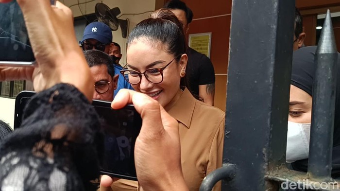 Potret Nikita Mirzani perdana setelah ditahan di Polda Metro Jaya Potret Nikita Mirzani perdana setelah ditahan di Polda Metro Jaya. Nikita Mirzani keluar dari Rutan Polda Metro Jaya, Kamis (5/6/2025) untuk siderahkan tahap II ke Kejari Jaksel.
