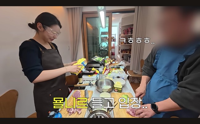 Sebelum menutup videonya, produser YouTube Tzuyang dan teman yang datang bertamu mengadakan kontes memasak, memakai bahan makanan dari kulkasnya seperti acara TV Please Take Care of My Fridge. Dia memiliki meja panjang di ruang makan yang terhubung dengan dapurnya. Foto: dok. YouTube @v-tzuyang