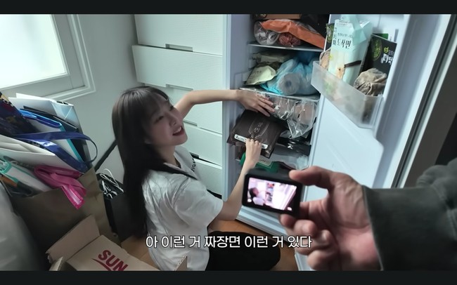 Kulkas terakhir Tzuyang terletak persis di sebelah kulkas kimchi. “Yang ini sebagian besar untuk camilan dan makananku untuk minum alkohol,” jelasnya, menunjukkan knife cut noodles dan jajangmyeon beku. Foto: dok. YouTube @v-tzuyang