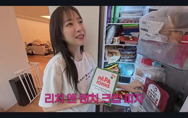 “Aku sungguh makan (pizza) Papa John’s setidaknya sehari sekali,” ujar pemilik nama asli Park Jeongwon itu, memamerkan freezer yang penuh dengan makanan instan beku. Foto: dok. YouTube @v-tzuyang