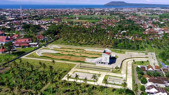 Potret Sirkuit BMX Muncar Banyuwangi, Terpanjang Sejagat Foto udara Sirkuit BMX Muncar di Banyuwangi, Jawa Timur,Kamis (5/6/2025). Sirkuit BMX Supercross Muncar yang baru direvitalisasi melalui proyek dari Kementerian Pekerjaan Umum itu, berdiri di area seluas 4,2 hektare dan diklaim memiliki lintasan terpanjang di dunia yakni sejauh 465 meter. ANTARA FOTO/Budi Candra Setya/bar