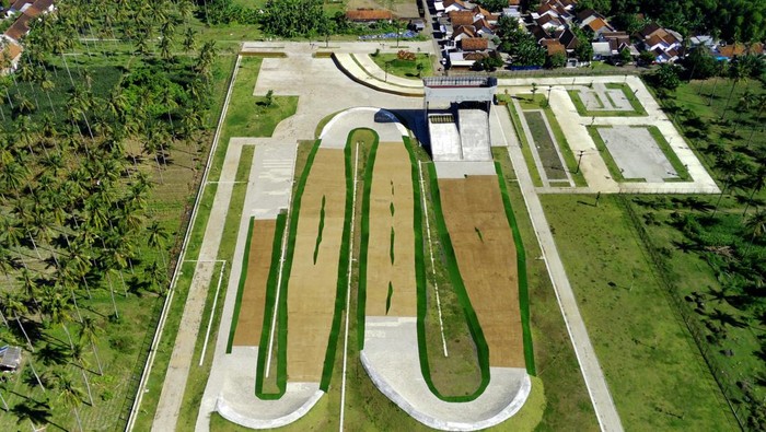 Potret Sirkuit BMX Muncar Banyuwangi, Terpanjang Sejagat Foto udara Sirkuit BMX Muncar di Banyuwangi, Jawa Timur,Kamis (5/6/2025). Sirkuit BMX Supercross Muncar yang baru direvitalisasi melalui proyek dari Kementerian Pekerjaan Umum itu, berdiri di area seluas 4,2 hektare dan diklaim memiliki lintasan terpanjang di dunia yakni sejauh 465 meter. ANTARA FOTO/Budi Candra Setya/bar