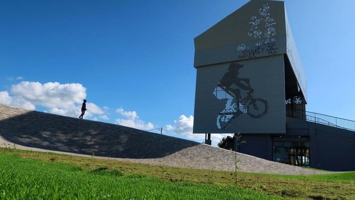 Potret Sirkuit BMX Muncar Banyuwangi, Terpanjang Sejagat Foto udara Sirkuit BMX Muncar di Banyuwangi, Jawa Timur,Kamis (5/6/2025). Sirkuit BMX Supercross Muncar yang baru direvitalisasi melalui proyek dari Kementerian Pekerjaan Umum itu, berdiri di area seluas 4,2 hektare dan diklaim memiliki lintasan terpanjang di dunia yakni sejauh 465 meter. ANTARA FOTO/Budi Candra Setya/bar