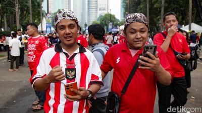 Potret Suporter Indonesia Pakai Jersey Anti-Mainstream di GBK