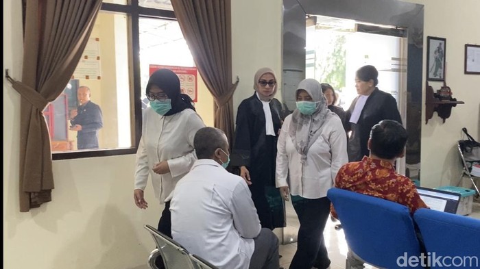 Terdakwa Sri Maryani (kerudung abu-abu) dalam sidang pemeriksaan saksi kasus perundungan PPDS Undip, di Pengadilan Negeri (PN) Semarang, Kecamatan Semarang Barat, Rabu (4/6/2025).