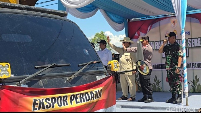 Prabowo lepas ekspor perdana jagung ke Malaysia (Audrey Santoso/detikcom)