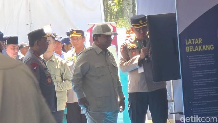 Presiden Prabowo Subianto memimpin Panen Raya Jagung Serentak Kuartal II di Dusun Kandasan, Desa Bange, Sanggau Ledo, Bengkayang, Kalimantan Barat (Audrey Santoso/detikcom)