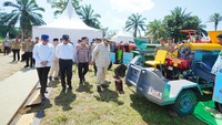 Prabowo juga meninjaui alat dan mesin pertanian (alsintan) modern untuk upaya intensifikasi pertanian dan perkebunan. (dok Istimewa)