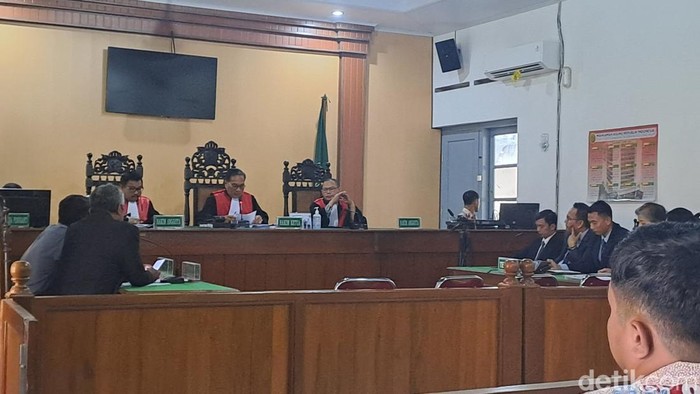 Proses persidangan perkara nomor 96/pdt.g/2025/PN Skt  tentang wanprestasi mobil Esemka, di Pengadilan Negeri Solo, Kamis (5/6/2025).