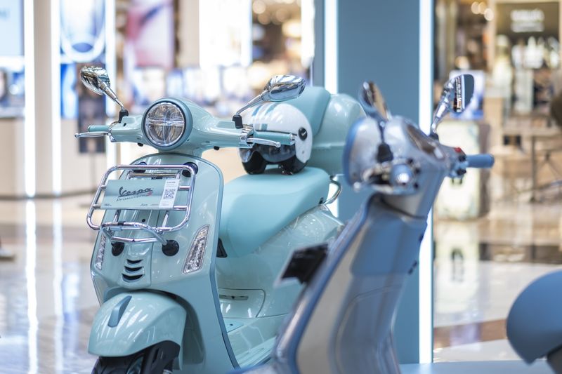 Rayakan 79 tahun, Vespa segarkan warna Primavera hingga Sprint