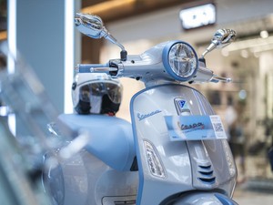 Rayakan Usia 79 Tahun, Vespa Segarkan Warna Primavera hingga Sprint