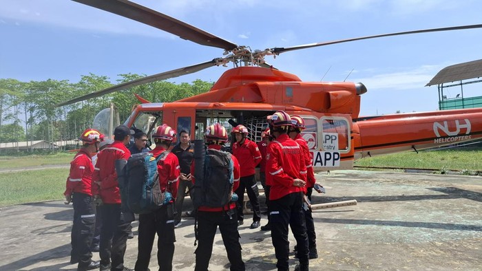 Regu Pemadaman Kebakaran bersiap untuk patroli pakai helikopter