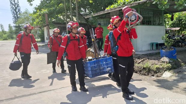 Regu Pemadaman saat persiapan patroli dengan peralatan lengkap