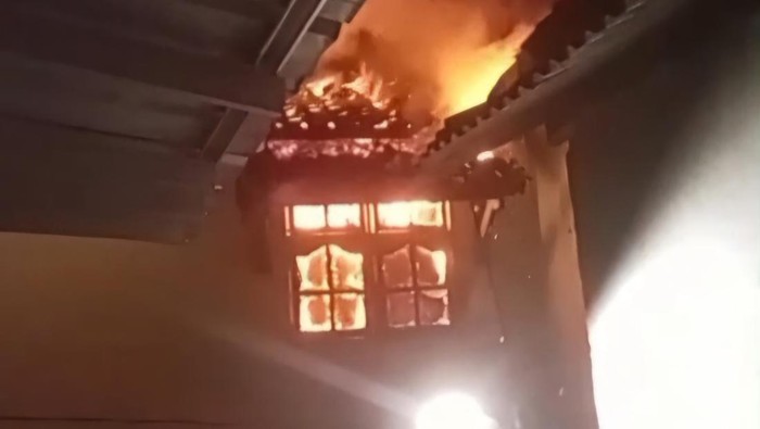 Rumah di Bogor kebakaran diduga akibat korsleting. (Sholihin/detikcom)