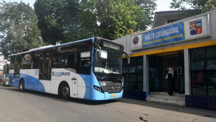Calon penumpang bersiap menaiki bus Transjabodetabek rute P11 Bogor-Blok M di halte Cidangiang, Kota Bogor, Jawa Barat, Kamis (5/6/2025). Pemerintah Provinsi DKI Jakarta meresmikan Transjabodetabek rute P11 Bogor-Blok M sebagai koridor ke-14 yang menghubungkan moda transportasi ke luar wilayah Jakarta dengan tujuan mempermudah mobilitas warga daerah penyangga yang bekerja di Jakarta sekaligus upaya mengatasi kemacetan. ANTARA FOTO/Arif Firmansyah/YU