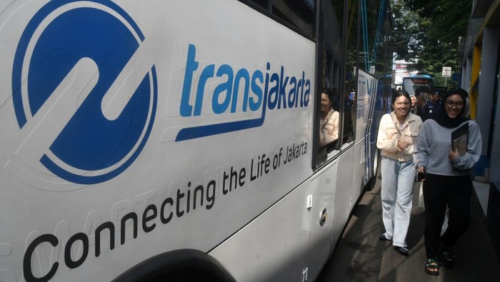 Rute Baru Transjabodetabek, Warga Bogor Makin Gampang ke Blok M Calon penumpang bersiap menaiki bus Transjabodetabek rute P11 Bogor-Blok M di halte Cidangiang, Kota Bogor, Jawa Barat, Kamis (5/6/2025). Pemerintah Provinsi DKI Jakarta meresmikan Transjabodetabek rute P11 Bogor-Blok M sebagai koridor ke-14 yang menghubungkan moda transportasi ke luar wilayah Jakarta dengan tujuan mempermudah mobilitas warga daerah penyangga yang bekerja di Jakarta sekaligus upaya mengatasi kemacetan. ANTARA FOTO/Arif Firmansyah/YU
