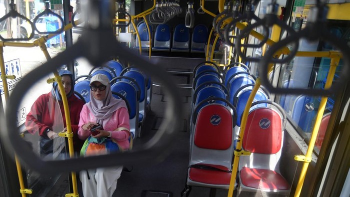 Calon penumpang bersiap menaiki bus Transjabodetabek rute P11 Bogor-Blok M di halte Cidangiang, Kota Bogor, Jawa Barat, Kamis (5/6/2025). Pemerintah Provinsi DKI Jakarta meresmikan Transjabodetabek rute P11 Bogor-Blok M sebagai koridor ke-14 yang menghubungkan moda transportasi ke luar wilayah Jakarta dengan tujuan mempermudah mobilitas warga daerah penyangga yang bekerja di Jakarta sekaligus upaya mengatasi kemacetan. ANTARA FOTO/Arif Firmansyah/YU