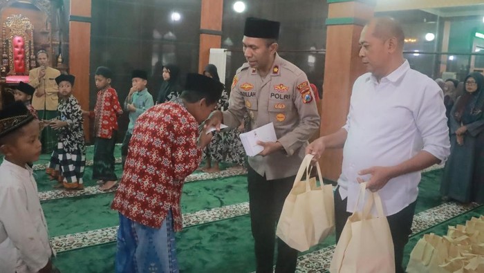 Santunan anak yatim piatu oleh Polres Blitar
