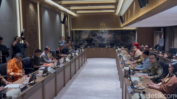 Satgas Perlindungan Tenaga Kerja DPR RI menerima kedatangan Serikat Pekerja dan Pensiunan PT Pos Indonesia. (Firda Cynthia/detikcom).