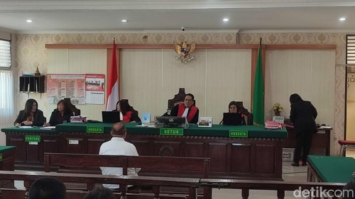 Terdakwa Ida Bagus Toni Astawa saat menghadiri sidang dipimpin Ketua Hakim Sayuti, Kamis (5/6/2025).